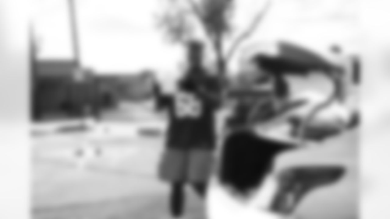 Arizona Cardinals offensive lineman Kelvin Beachum (68) and Arizona Cardinals offensive lineman Paris Johnson Jr. (70) host a food distribution for families at the Eisenhower Center for Innovation in collaboration with United Food Bank on Tuesday, Nov. 18, 2025 in Mesa, AZ.