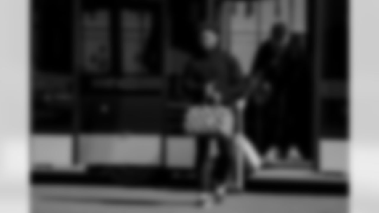 Arizona Cardinals quarterback Kyler Murray (1) travels before the Week 9 regular season game between the Arizona Cardinals and the Dallas Cowboys on Sunday, Nov. 2, 2025 in Arlington, TX.