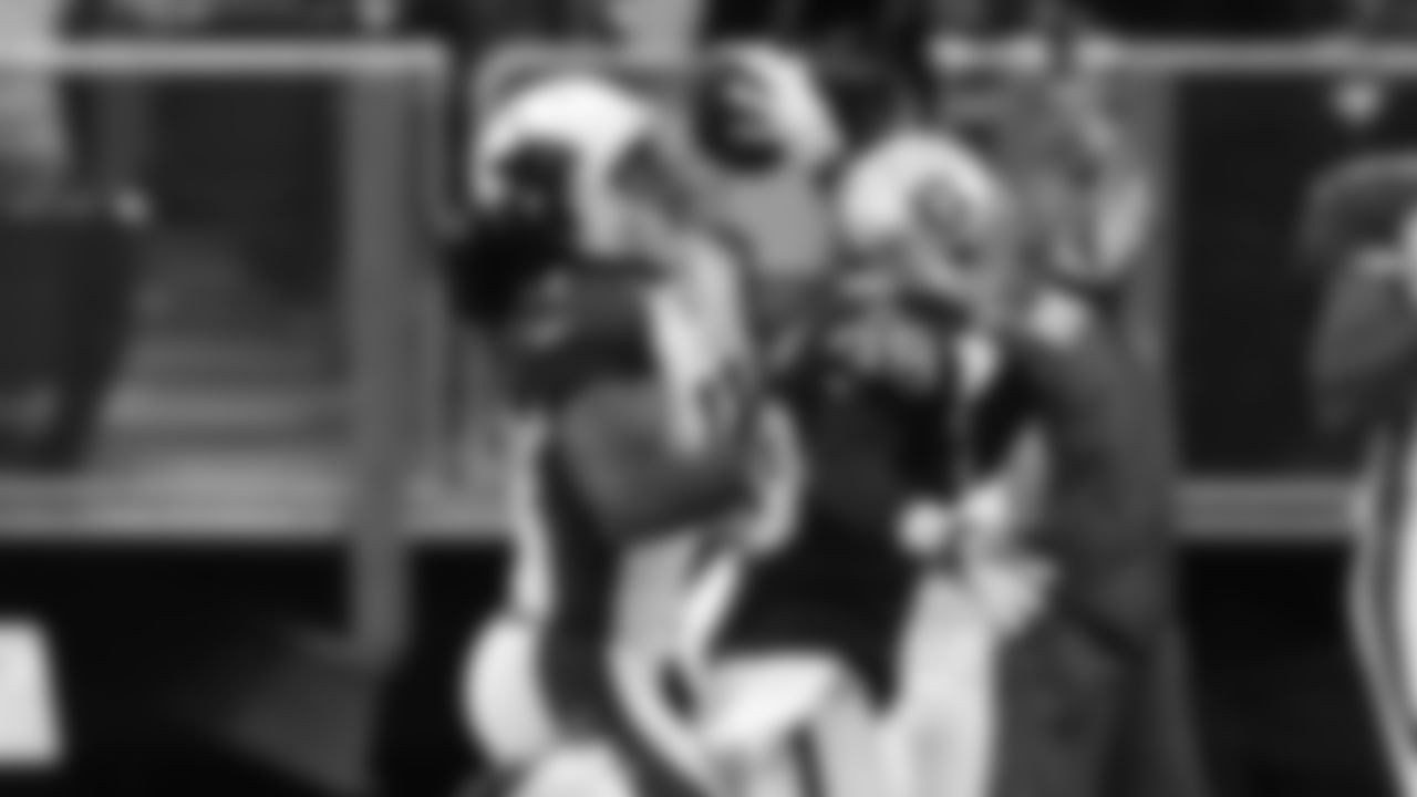 Larry Fitzgerald makes an amazing facemask catch in Oakland during a 2011 preseason game.