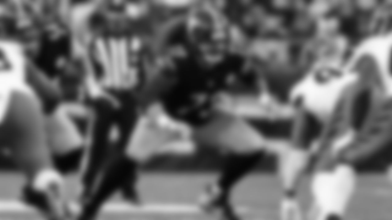 Pittsburgh Steelers guard Isaac Seumalo blocks against the Cincinnati Bengals during an NFL football game at Acrisure Stadium Sunday, Nov. 16, 2025 in Pittsburgh. (Winslow Townson/AP Images for Panini)