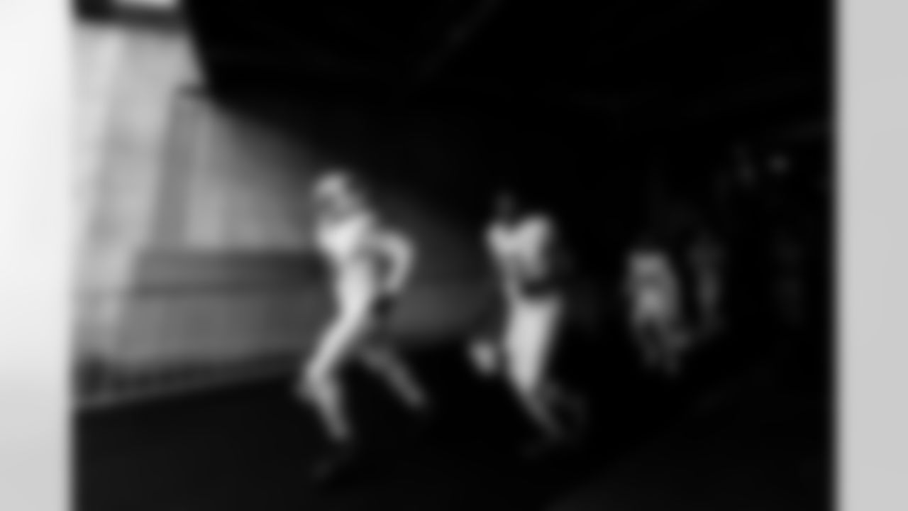 Arizona Cardinals defensive lineman Calais Campbell (93) and Arizona Cardinals linebacker BJ Ojulari (9) during the Week 17 regular season game between the Arizona Cardinals and the Cincinnati Bengals on Sunday, Dec. 28, 2025 in Cincinnati, OH.