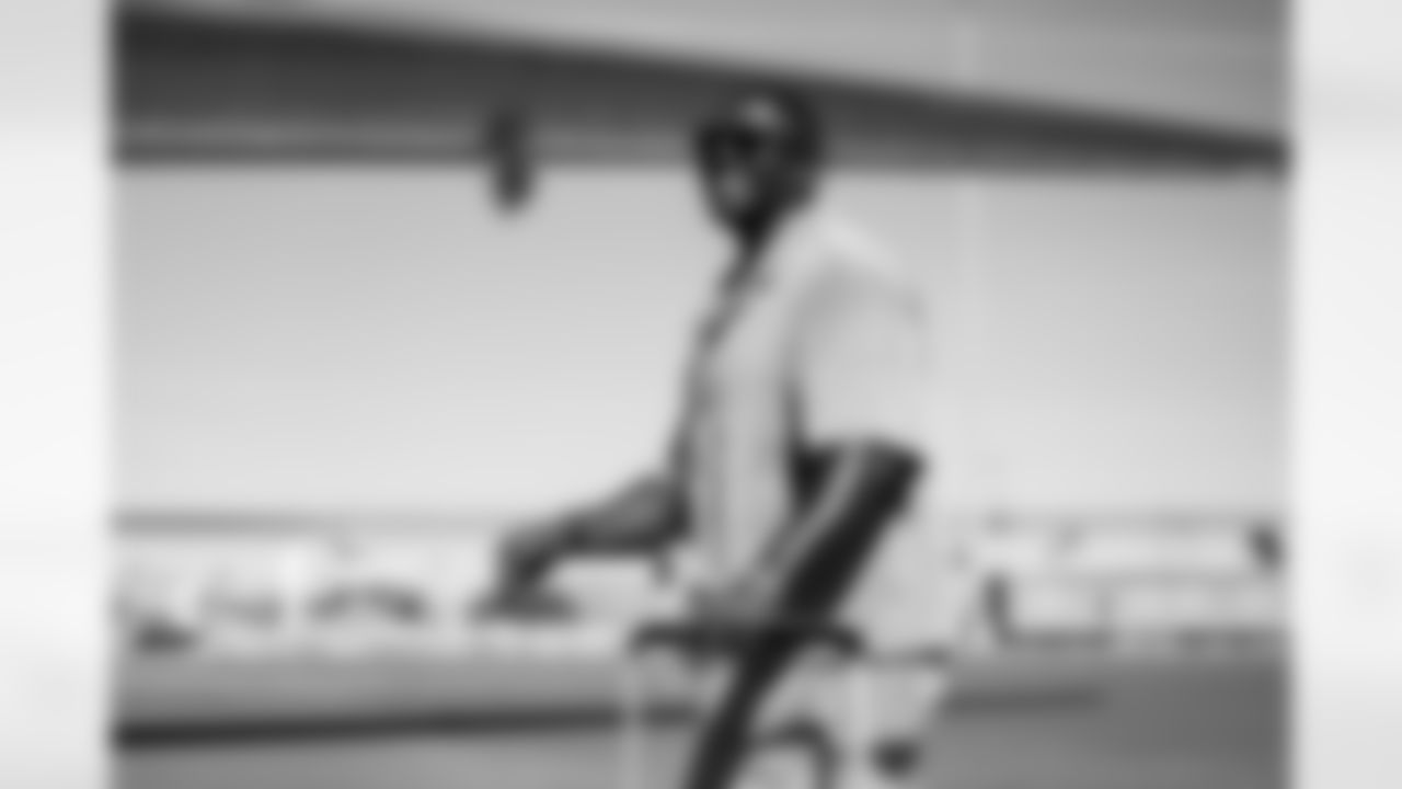 Arizona Cardinals offensive lineman Kelvin Beachum (68) travels before the Week 9 regular season game between the Arizona Cardinals and the Dallas Cowboys on Sunday, Nov. 2, 2025 in Arlington, TX.