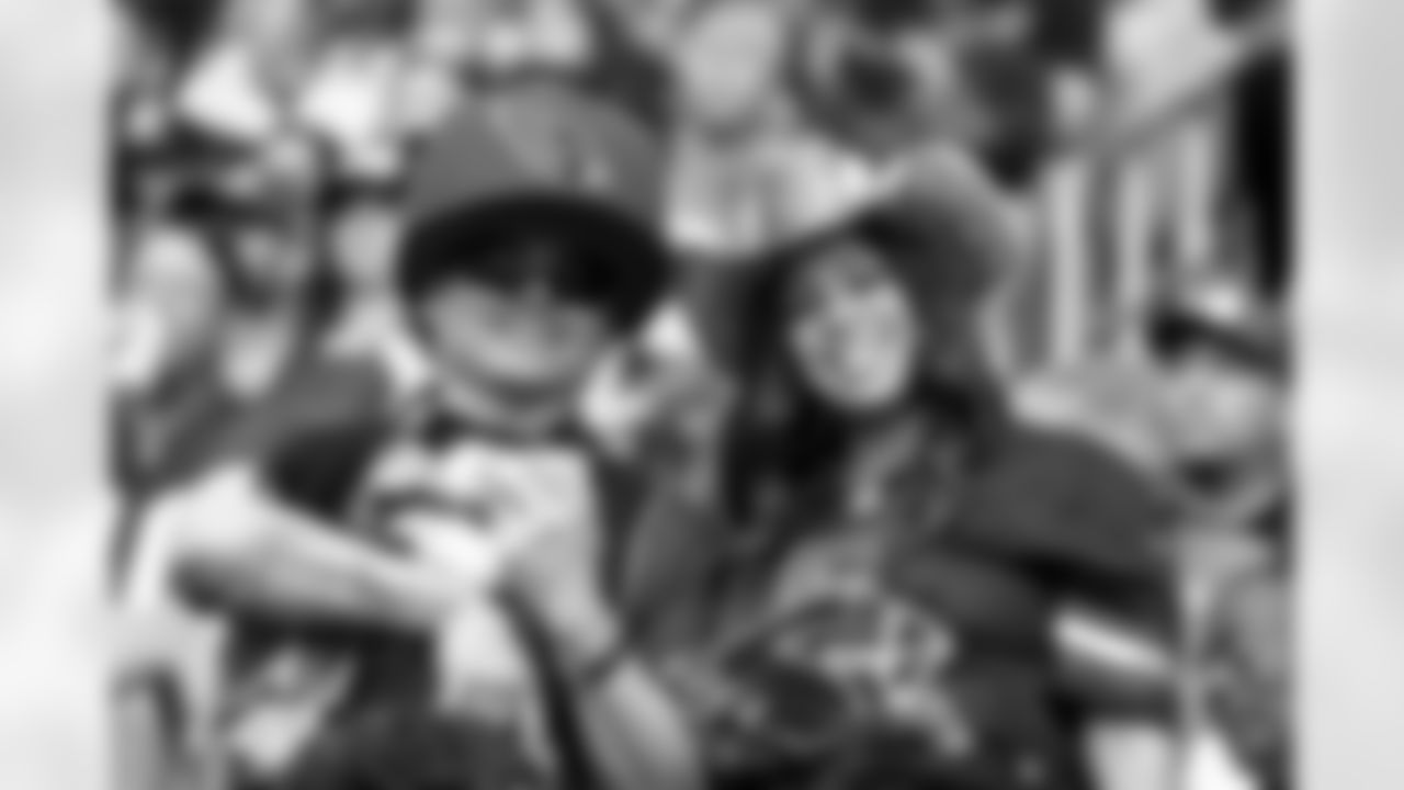 Fans during the Week 11 regular season game between the Arizona Cardinals and the San Francisco 49ers on Sunday, Nov. 16, 2025 at State Farm Stadium.