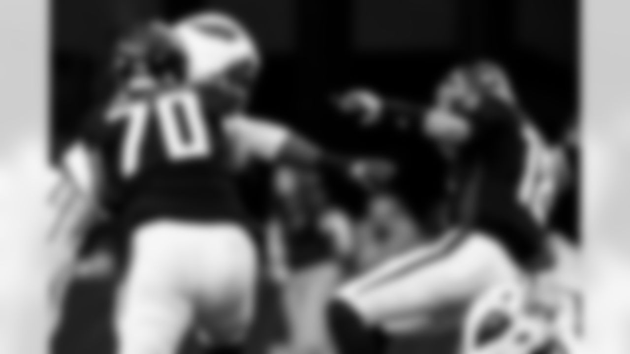 Arizona Cardinals linebacker Baron Browning (5) and Arizona Cardinals linebacker BJ Ojulari (9) during the Week 16 regular season game between the Arizona Cardinals and the Atlanta Falcons on Sunday, Dec. 21, 2025 at State Farm Stadium.