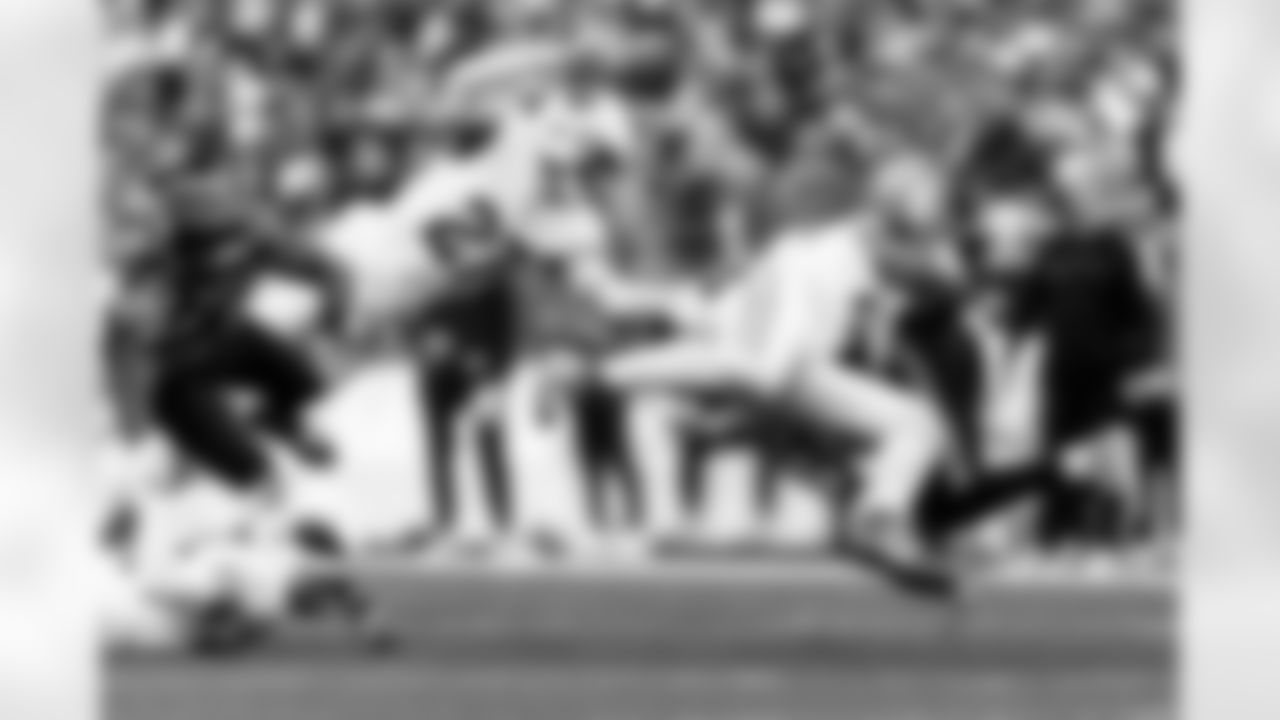 Arizona Cardinals tight end Elijah Higgins (84) and Arizona Cardinals linebacker Akeem Davis-Gaither (27) during the Week 10 regular season game between the Arizona Cardinals and the Seattle Seahawks on Sunday, Nov. 9, 2025 in Seattle, WA.