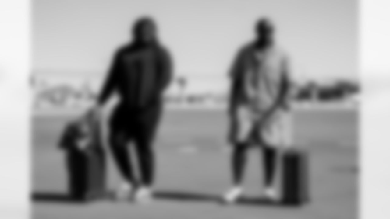 Arizona Cardinals offensive lineman Kelvin Beachum (68) and Arizona Cardinals defensive lineman Dalvin Tomlinson (94) travels before the Week 9 regular season game between the Arizona Cardinals and the Dallas Cowboys on Sunday, Nov. 2, 2025 in Arlington, TX.