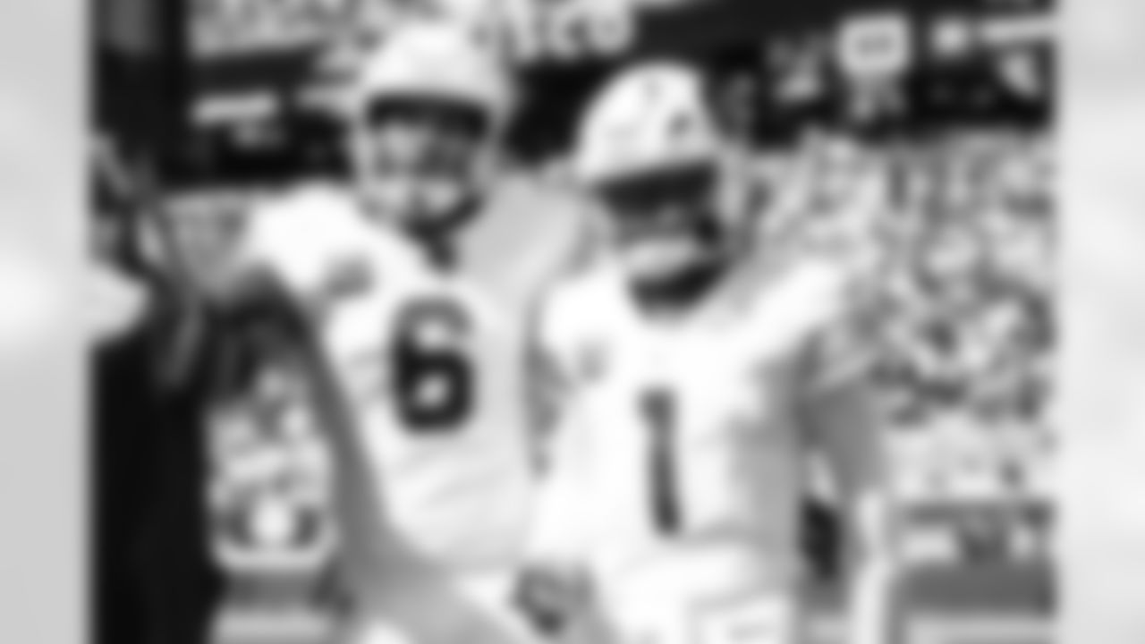 Arizona Cardinals running back James Conner (6) and Arizona Cardinals quarterback Kyler Murray (1) during the Week 5 regular season game between the Arizona Cardinals and the San Francisco 49ers on Sunday, Oct 6, 2024 in Santa Clara, CA.
