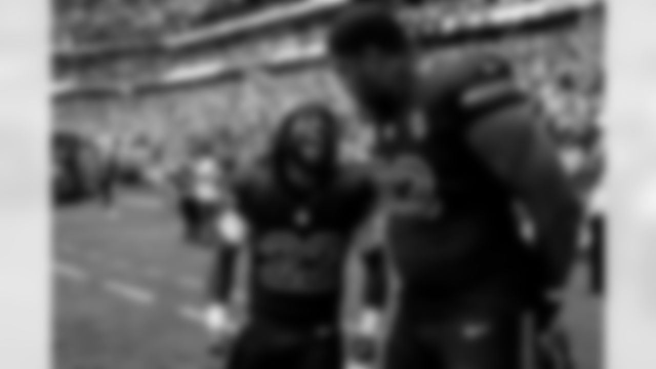 Arizona Cardinals running back Michael Carter (22) and Arizona Cardinals defensive lineman Calais Campbell (93) during the Week 11 regular season game between the Arizona Cardinals and the San Francisco 49ers on Sunday, Nov. 16, 2025 at State Farm Stadium.