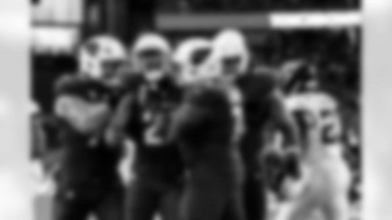 Arizona Cardinals running back Bam Knight (20), Arizona Cardinals offensive lineman Jon Gaines II (71) and Arizona Cardinals offensive lineman Hjalte Froholdt (72) during the Week 12 regular season game between the Arizona Cardinals and the Jacksonville Jaguars on Sunday, Nov. 23, 2025 at State Farm Stadium.