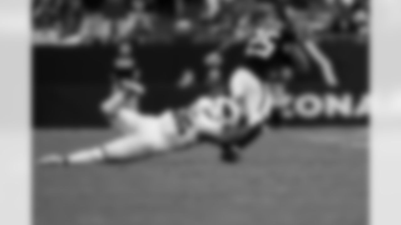 Arizona Cardinals linebacker Zaven Collins (25) during the Week 16 regular season game between the Arizona Cardinals and the Atlanta Falcons on Sunday, Dec. 21, 2025 at State Farm Stadium.