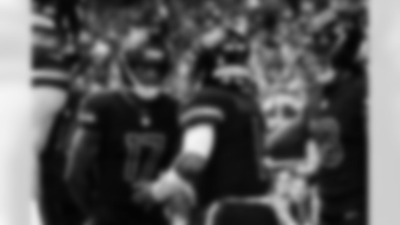 Arizona Cardinals quarterback Kyler Murray (1), Arizona Cardinals wide receiver Zay Jones (17) and Arizona Cardinals wide receiver Marvin Harrison Jr. (18) during the Week 5 regular season game between the Arizona Cardinals and the Tennessee Titans on Sunday, Oct. 5, 2025 at State Farm Stadium.