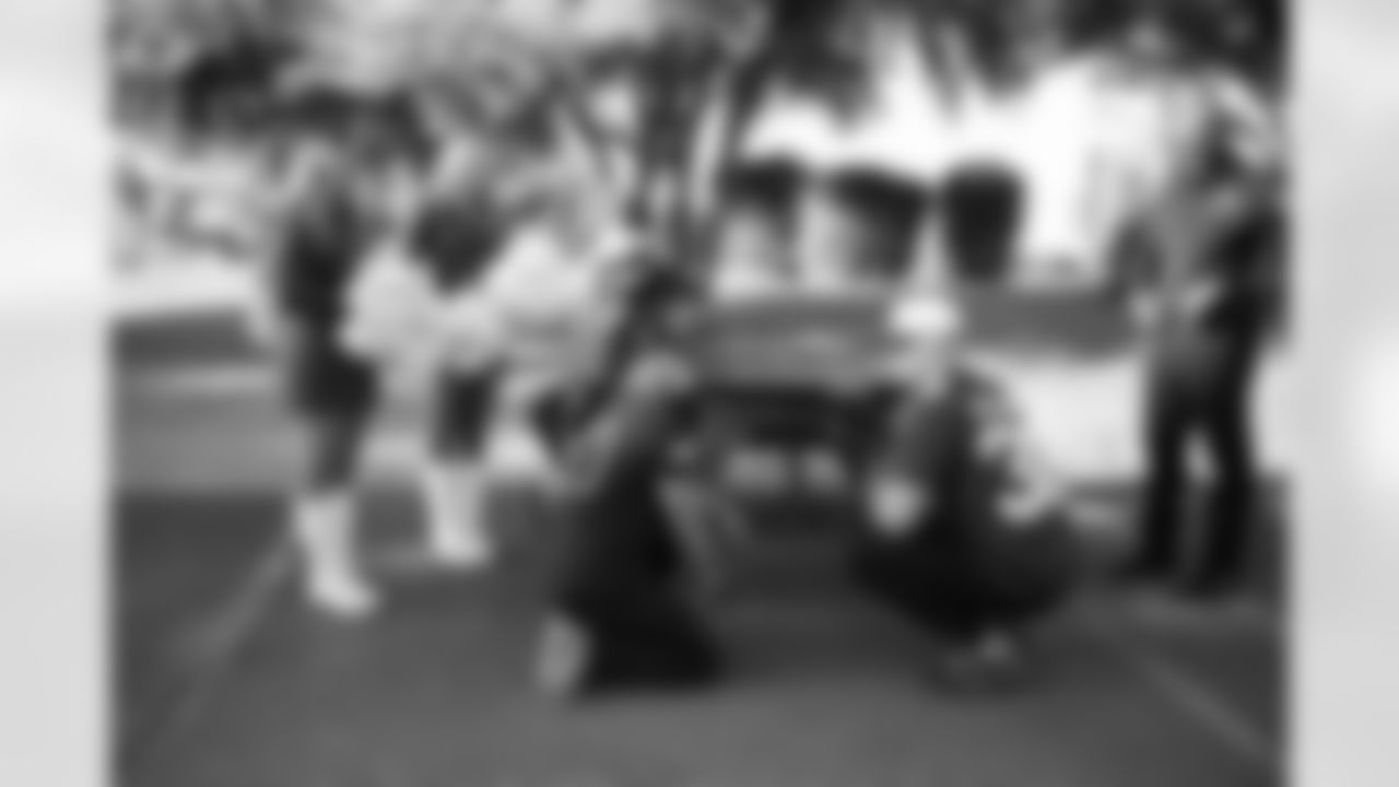 The Arizona Cardinals host veterans, members from the Pat Tillman Foundation, Civics leaders, and TAPS members for a community service event with Phoenix ToolBank on Monday, Nov. 10, 2025 in Tempe, AZ.