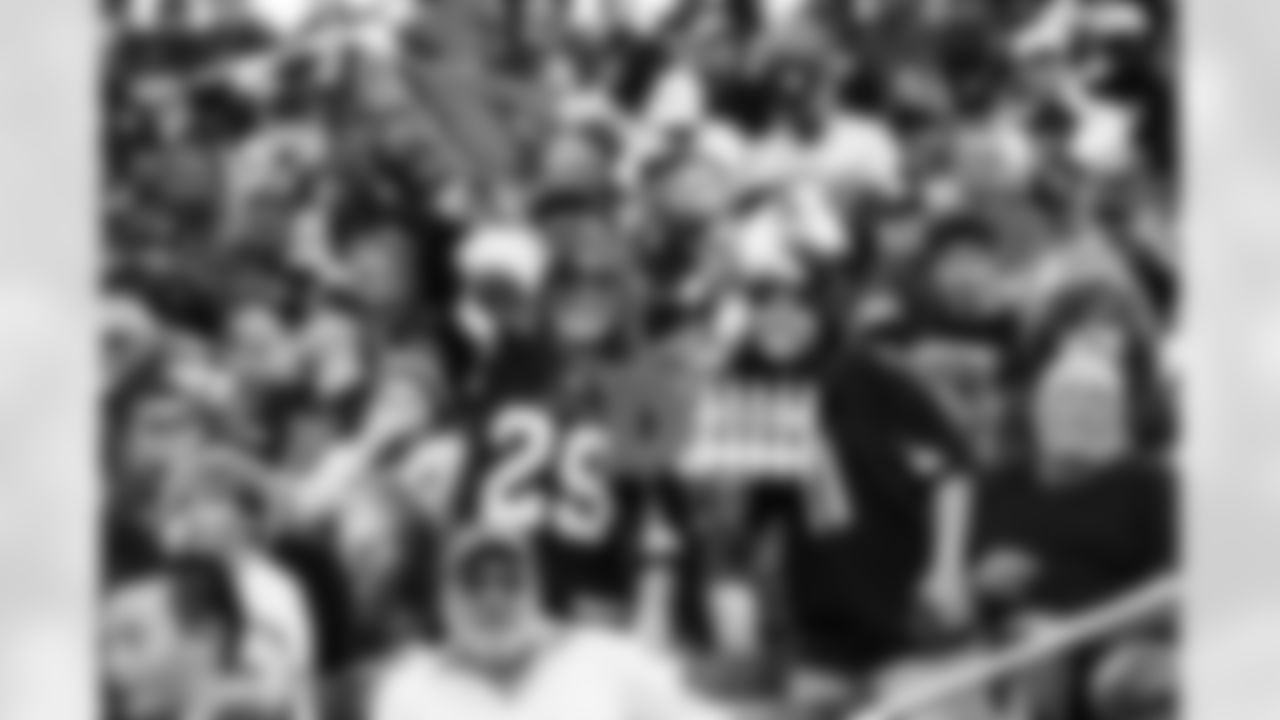 Fans during the Week 16 regular season game between the Arizona Cardinals and the Atlanta Falcons on Sunday, Dec. 21, 2025 at State Farm Stadium.