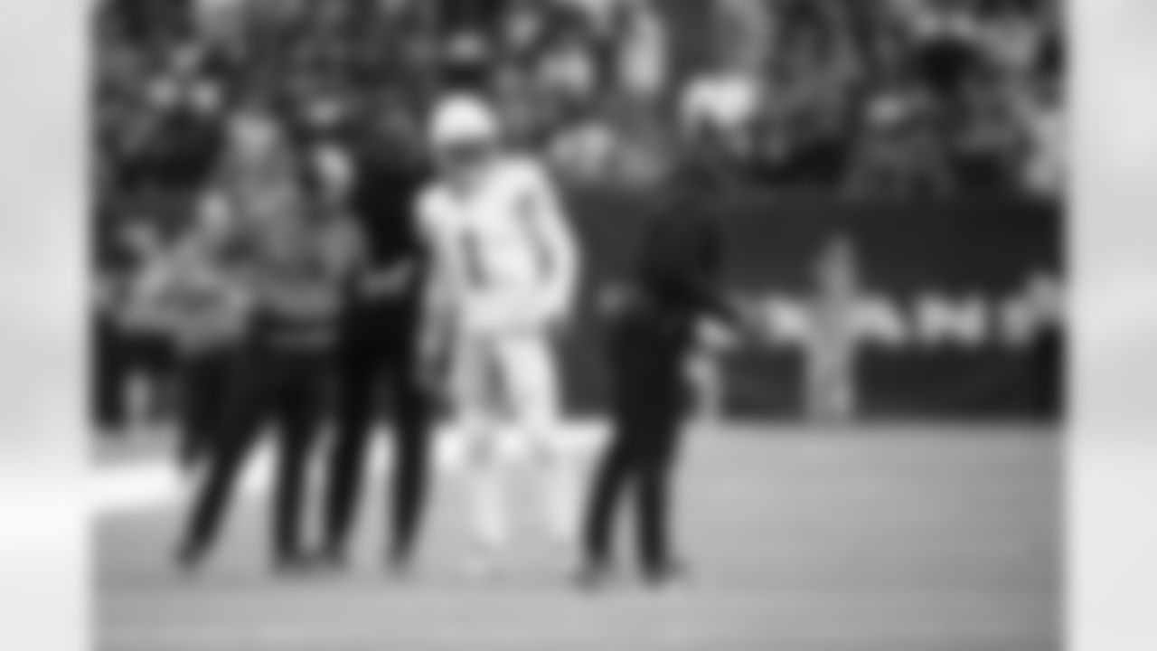 Arizona Cardinals quarterback Kyler Murray (1), Arizona Cardinals Offensive Coordinator Drew Petzing and Arizona Cardinals Quarterbacks Coach Israel Woolfork during the Week 11 regular season game between the Arizona Cardinals and the Houston Texans on Sunday, Nov 19, 2023 in Houston, TX.