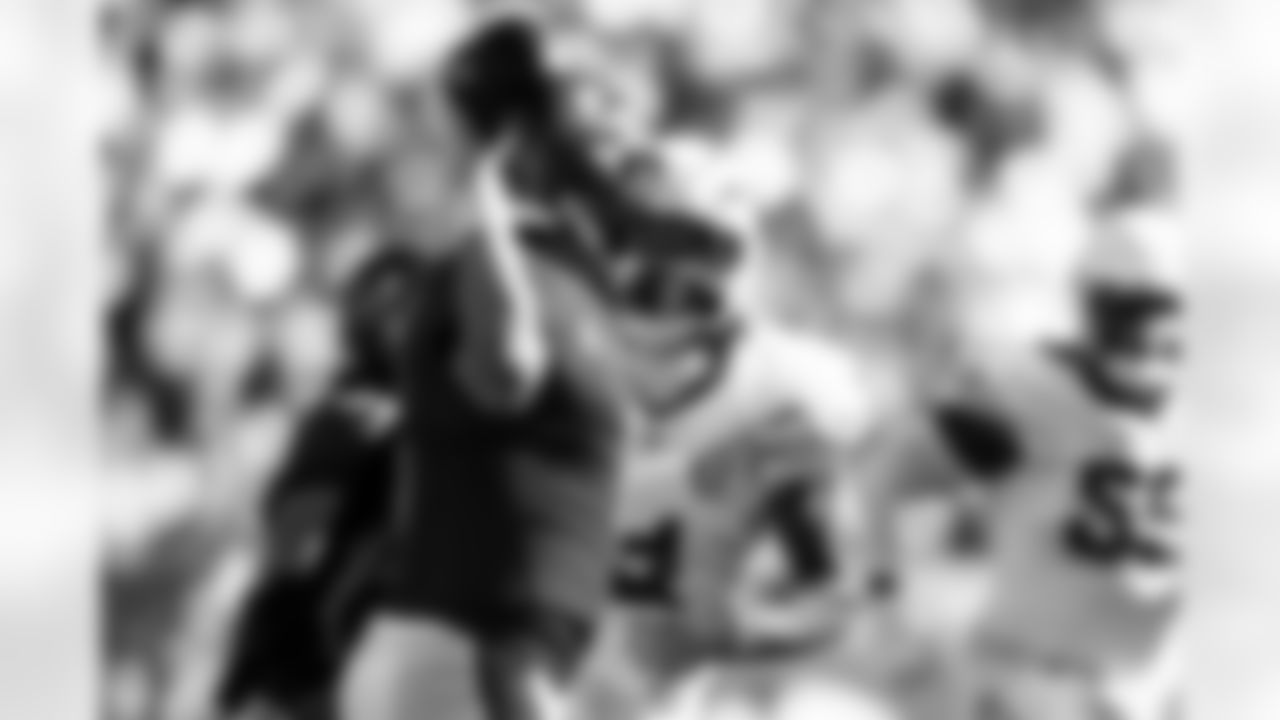 Arizona Cardinals linebacker BJ Ojulari (9) during the Week 13 regular season game between the Arizona Cardinals and the Tampa Bay Buccaneers on Sunday, Nov. 30, 2025 in Tampa, FL.