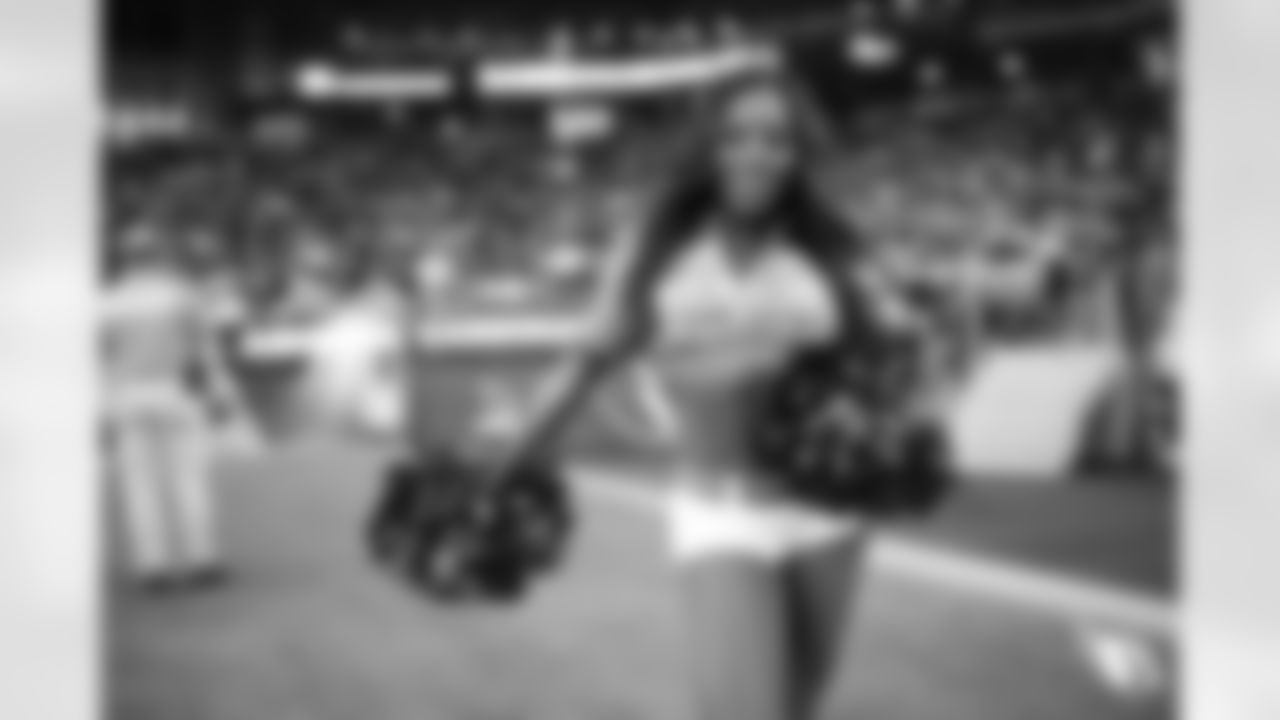 Cheer week 10 vs falcons 00038
