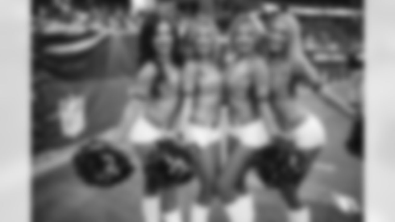 Cheer week 10 vs falcons 00073