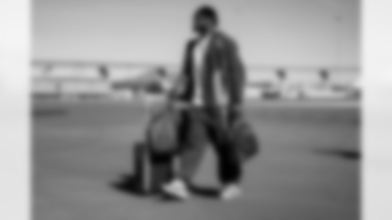 Arizona Cardinals linebacker Mack Wilson Sr. (2) travels before the Week 9 regular season game between the Arizona Cardinals and the Dallas Cowboys on Sunday, Nov. 2, 2025 in Arlington, TX.