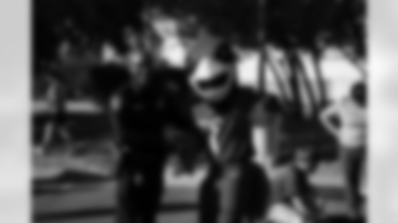 The Arizona Cardinals host veterans, members from the Pat Tillman Foundation, Civics leaders, and TAPS members for a community service event with Phoenix ToolBank on Monday, Nov. 10, 2025 in Tempe, AZ.