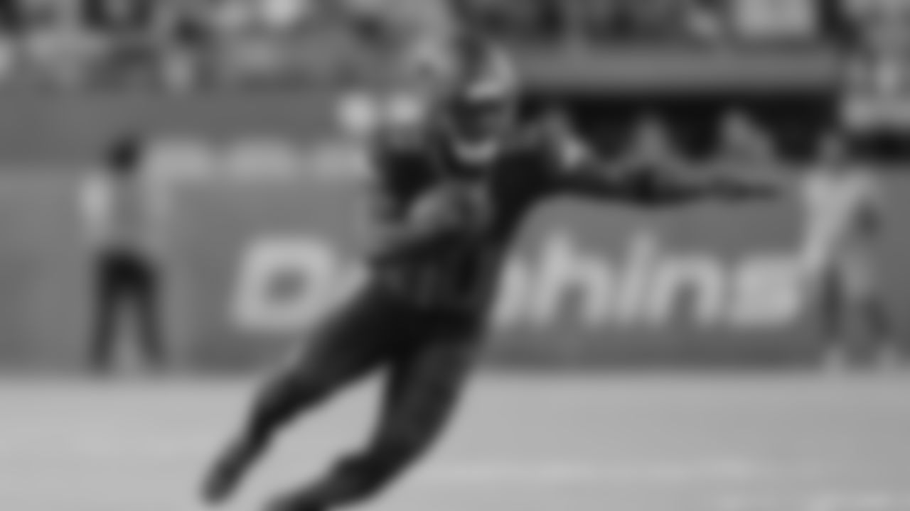 Miami Dolphins wide receiver Tyreek Hill (10) finds running room after catching a pass in the first half of an NFL football game against the New York Jets, Monday, Sept. 29, 2025, in Miami Gardens, Fla. (AP Photo/Rebecca Blackwell)