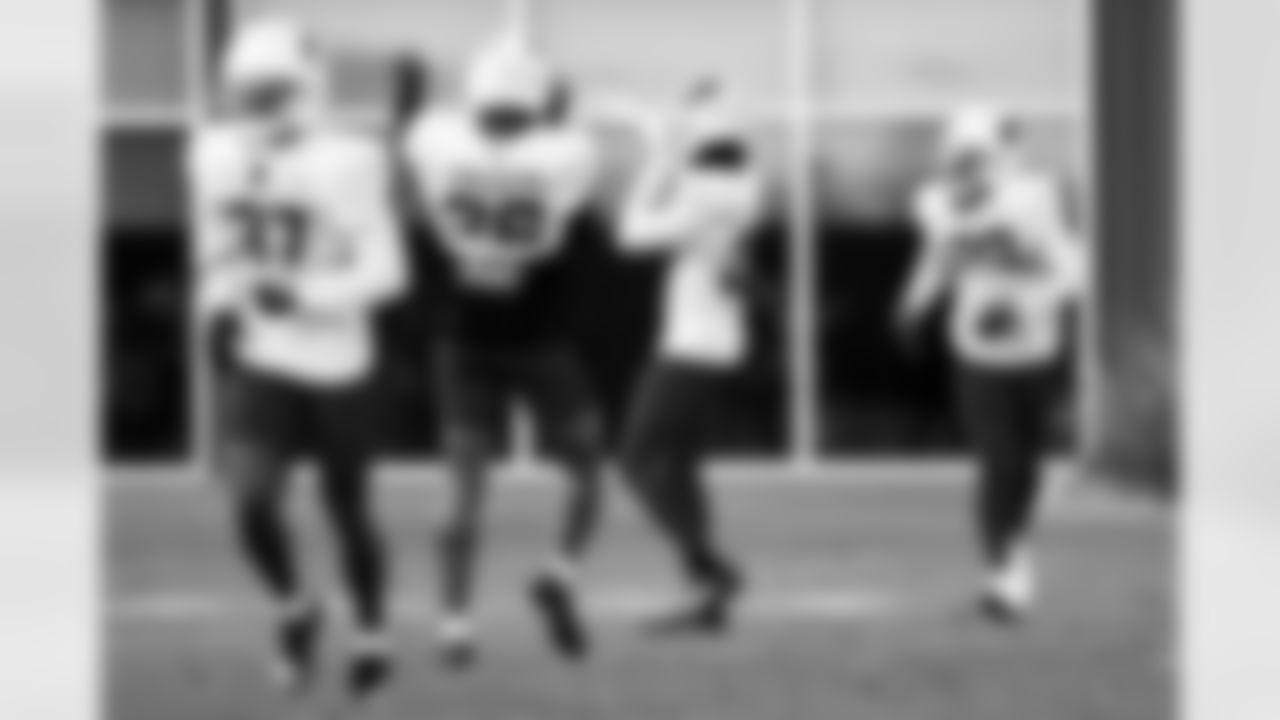 Arizona Cardinals cornerback Elijah Jones (28) and Arizona Cardinals cornerback Chigozie Anusiem (26) during practice at the Dignity Health Training Facility on Thursday, Nov. 20, 2025 in Tempe, AZ.