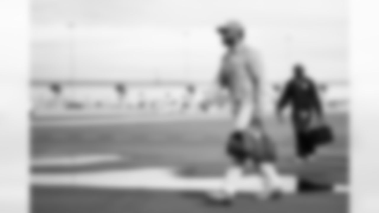 Arizona Cardinals linebacker Zaven Collins (25) travels to Inglewood before the Week 18 regular season game against the Los Angeles Rams on Saturday, Jan. 3, 2026 in Phoenix, AZ.