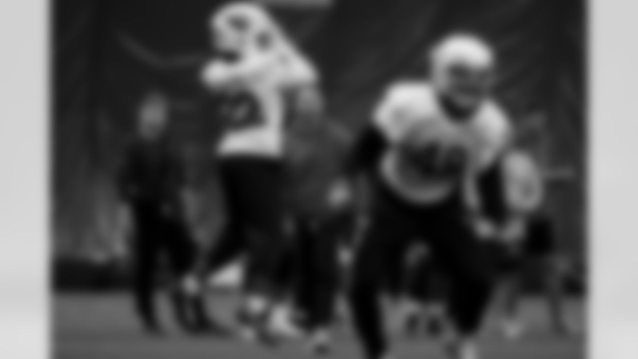 Arizona Cardinals running back Michael Carter (22) and Arizona Cardinals Head Coach Jonathan Gannon during practice at the Dignity Health Training Facility on Thursday, Dec. 25, 2025 in Tempe, AZ.