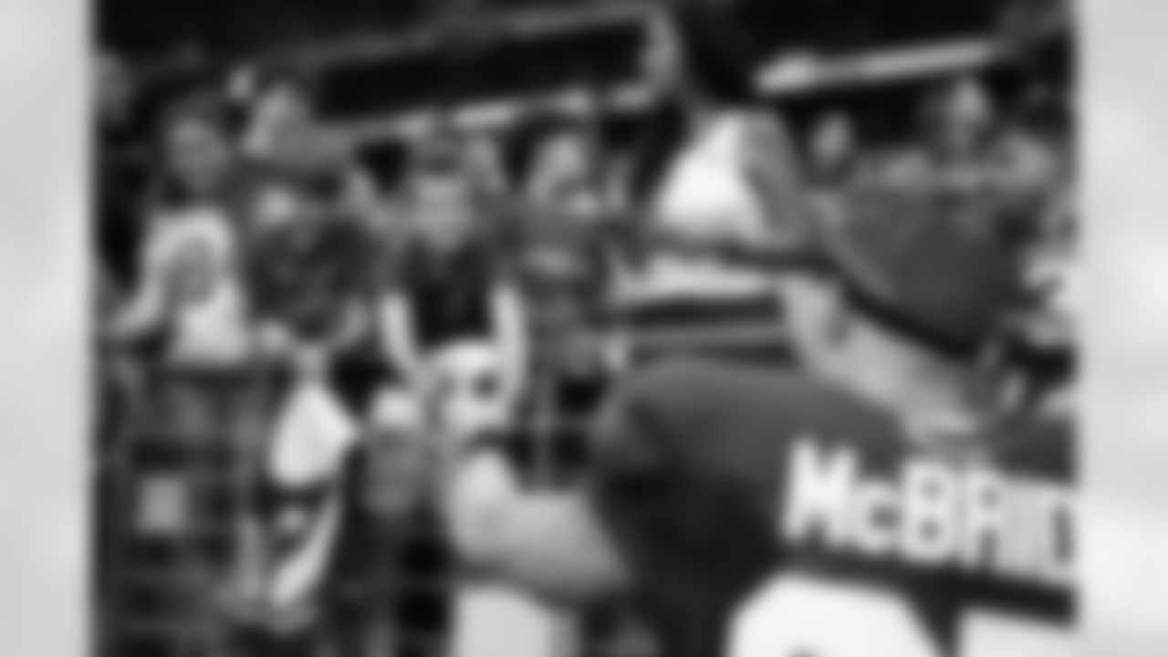 Fans with Arizona Cardinals tight end Trey McBride (85) during 2025 Training Camp on Saturday, Aug. 2, 2025 at State Farm Stadium.