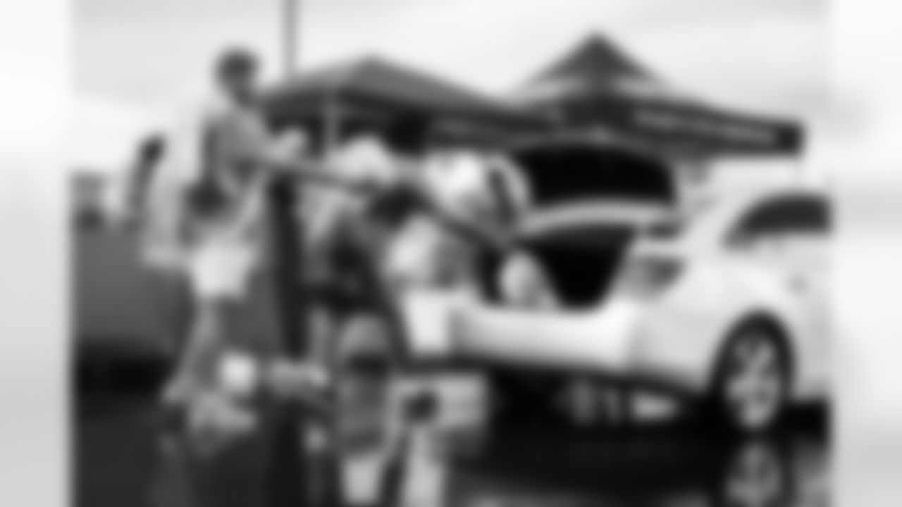 Arizona Cardinals offensive lineman Kelvin Beachum (68) and Arizona Cardinals offensive lineman Paris Johnson Jr. (70) host a food distribution for families at the Eisenhower Center for Innovation in collaboration with United Food Bank on Tuesday, Nov. 18, 2025 in Mesa, AZ.