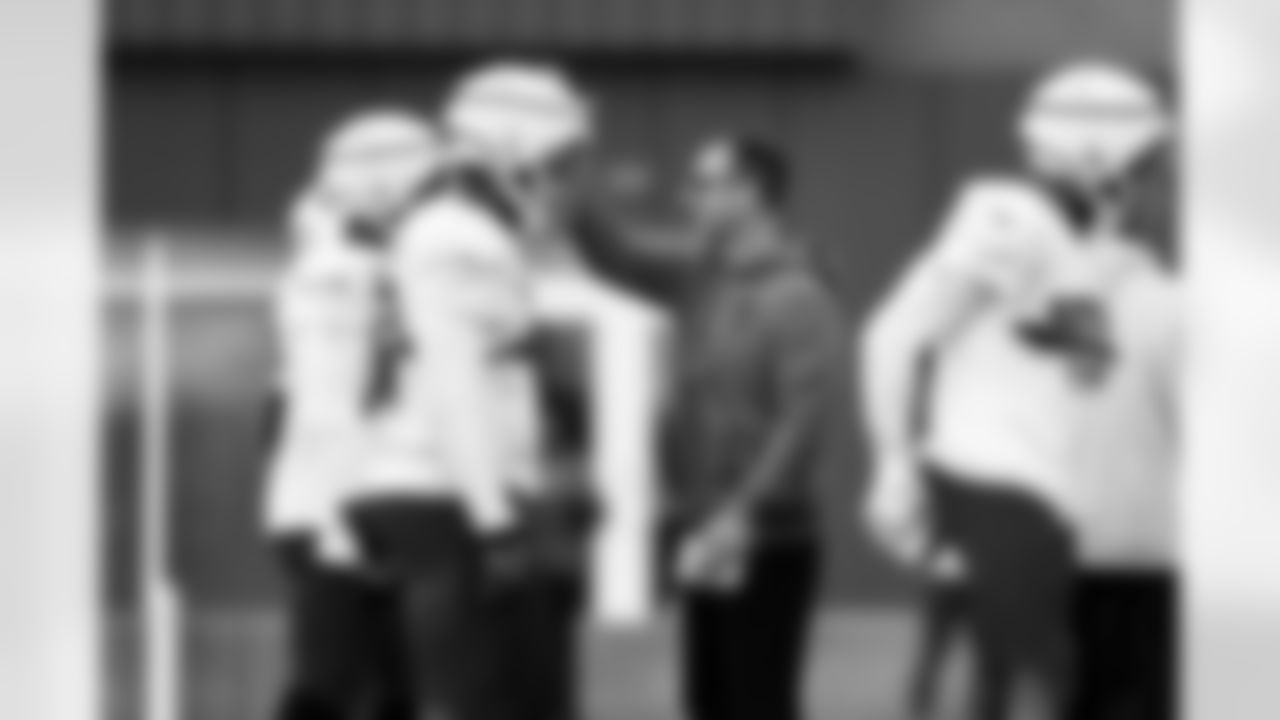 Arizona Cardinals Head Coach Jonathan Gannon and Arizona Cardinals defensive lineman Zach Carter (90) during practice at the Dignity Health Training Facility on Thursday, Nov. 20, 2025 in Tempe, AZ.