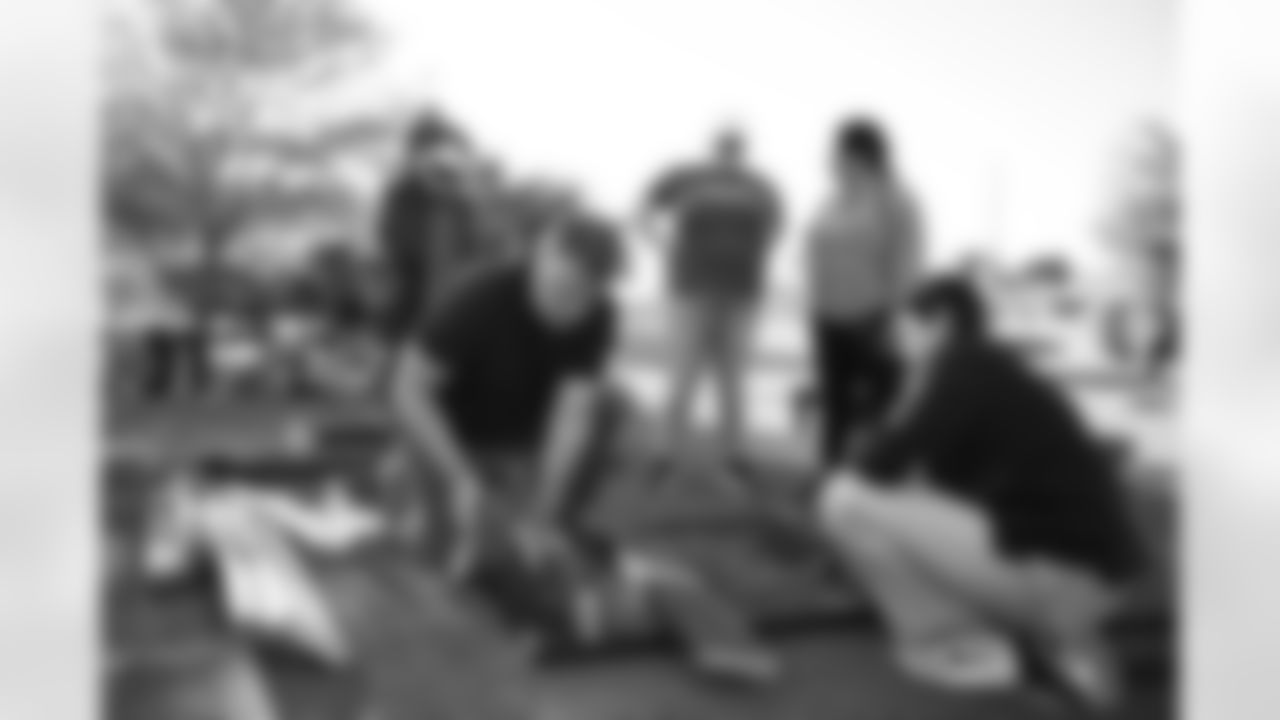 The Arizona Cardinals host veterans, members from the Pat Tillman Foundation, Civics leaders, and TAPS members for a community service event with Phoenix ToolBank on Monday, Nov. 10, 2025 in Tempe, AZ.