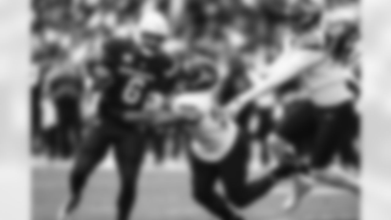 Arizona Cardinals running back James Conner (6) during the Week 4 regular season game between the Arizona Cardinals and the Washington Commanders on Sunday, Sep 29, 2024 at State Farm Stadium.