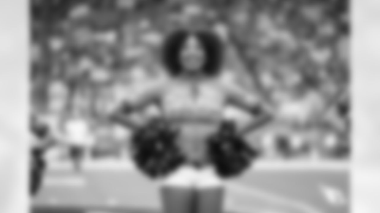 Cheer week 10 vs falcons 00077