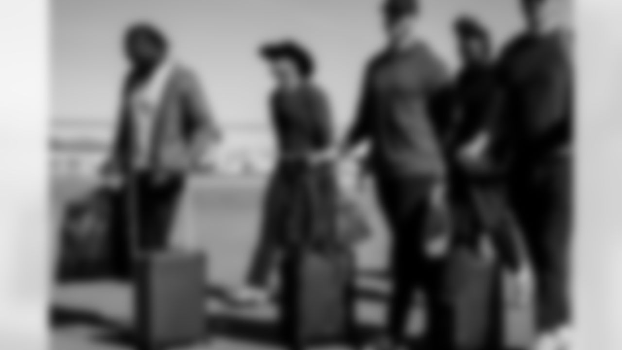 Arizona Cardinals linebacker Zaven Collins (25) travels before the Week 9 regular season game between the Arizona Cardinals and the Dallas Cowboys on Sunday, Nov. 2, 2025 in Arlington, TX.