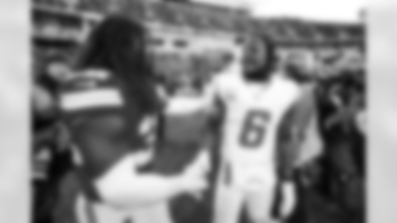 LB Denzel Perryman (6)