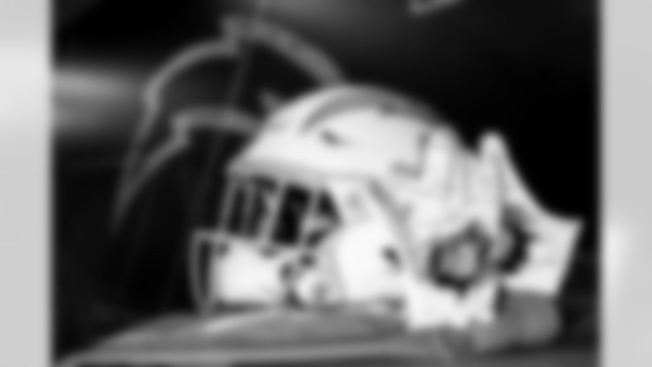 RB Omarion Hampton (8)