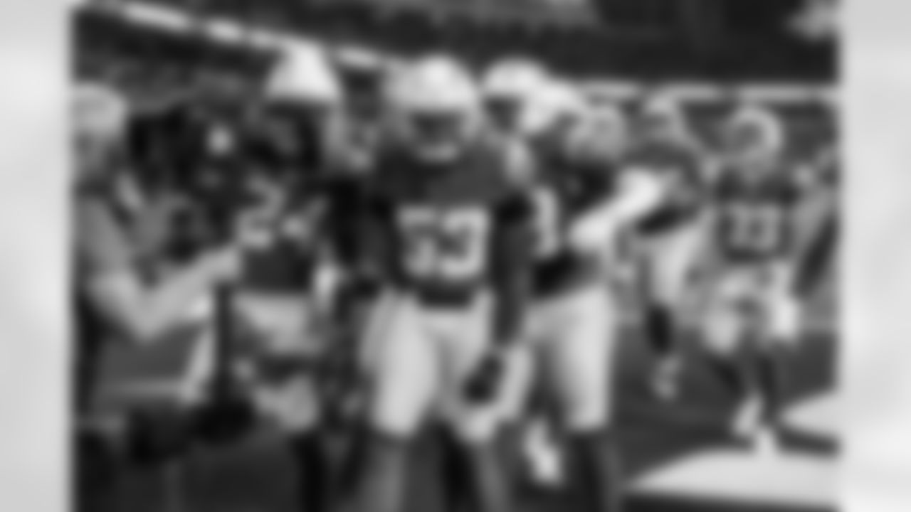 LB Marlowe Wax (58) and LB Del'Shawn Phillips (53)