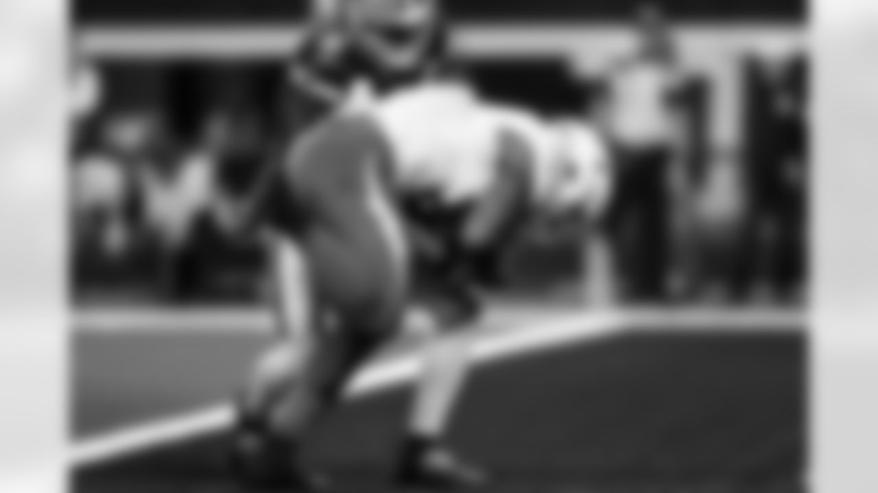 RB Omarion Hampton (8)