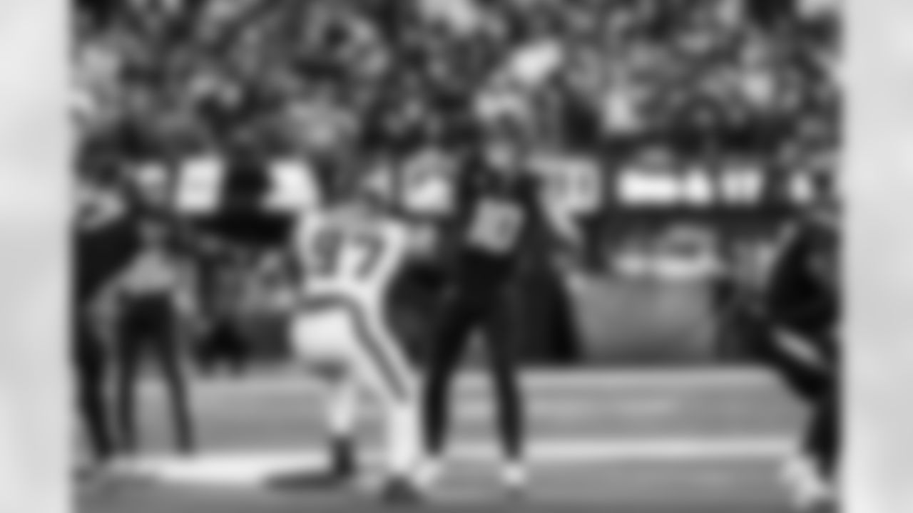 QB Justin Herbert (10)