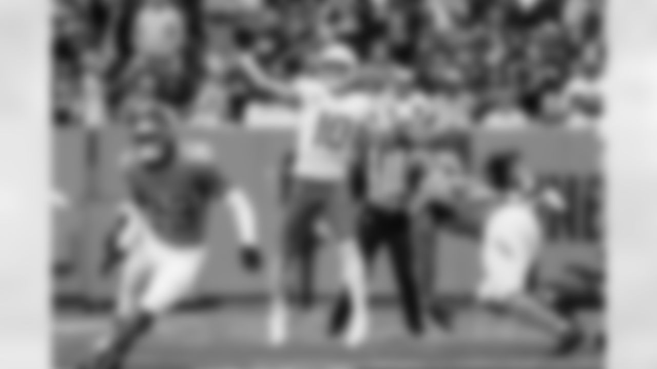 Check out the best shots from the Chargers Week 9 matchup against the Titans!