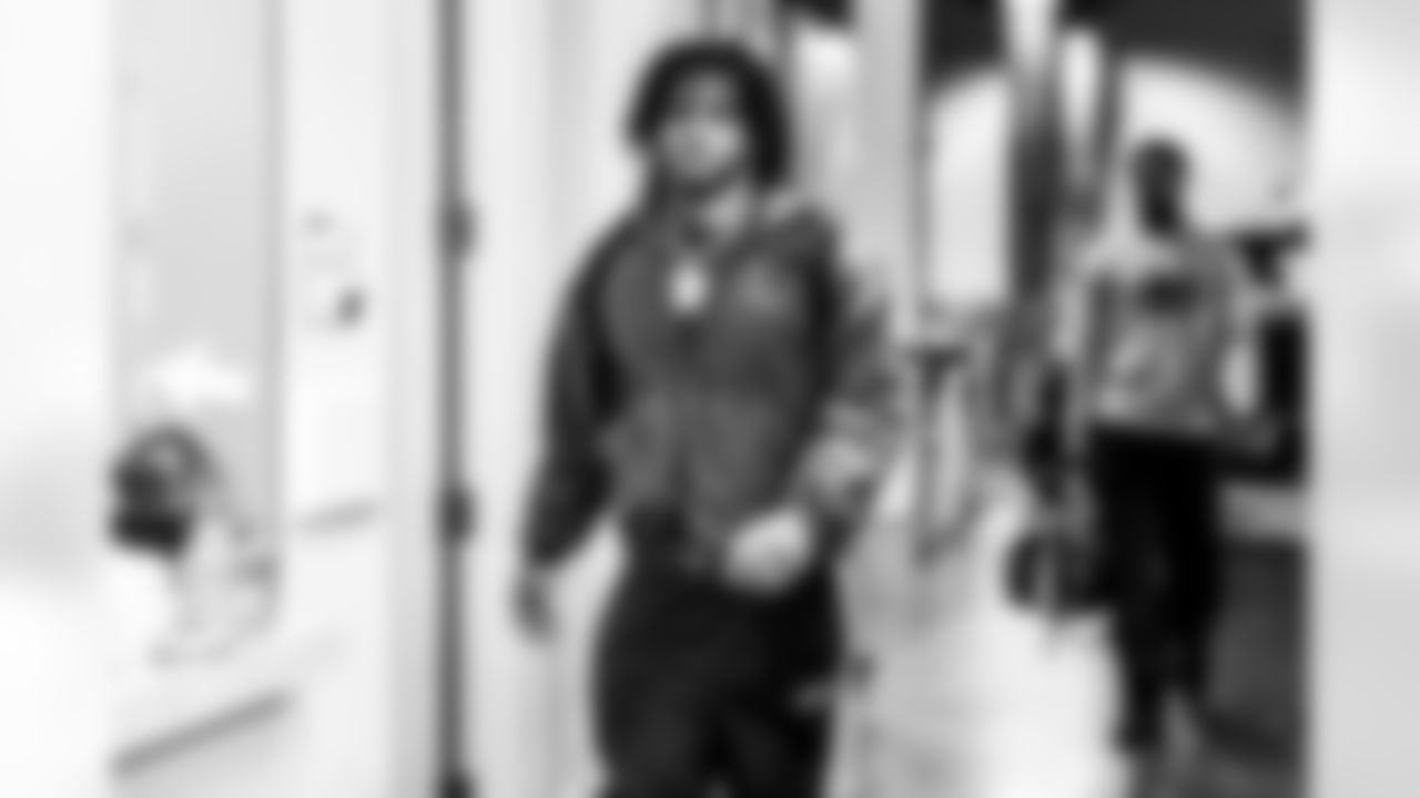 RB Omarion Hampton (8)