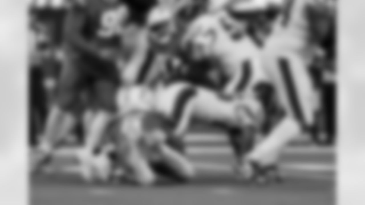 LB Denzel Perryman (6)