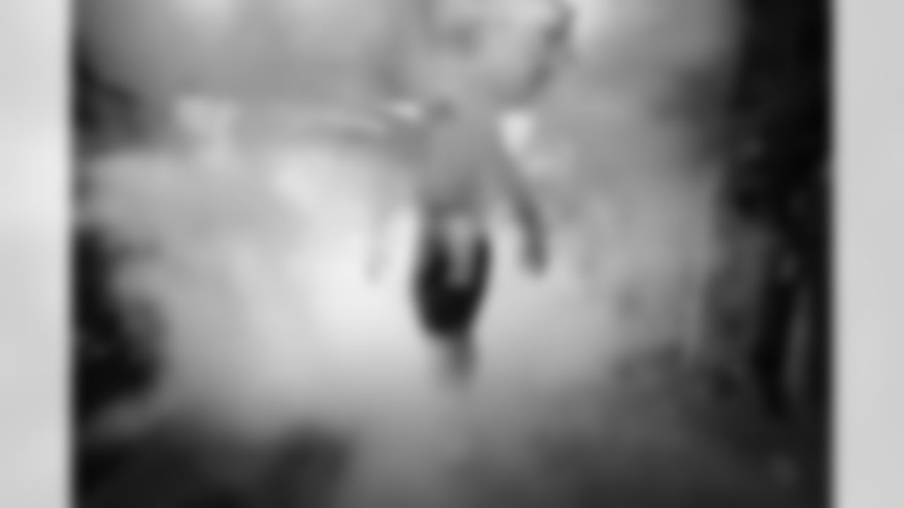 RB Omarion Hampton (8)