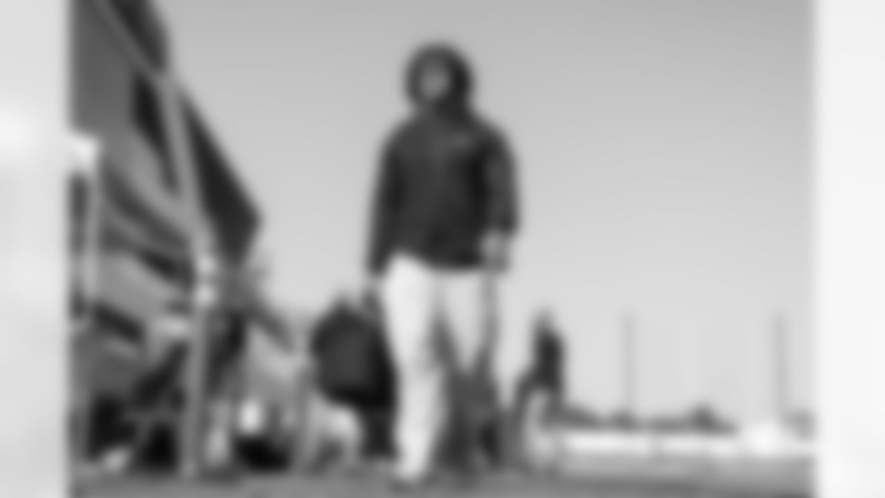 RB Omarion Hampton (8)