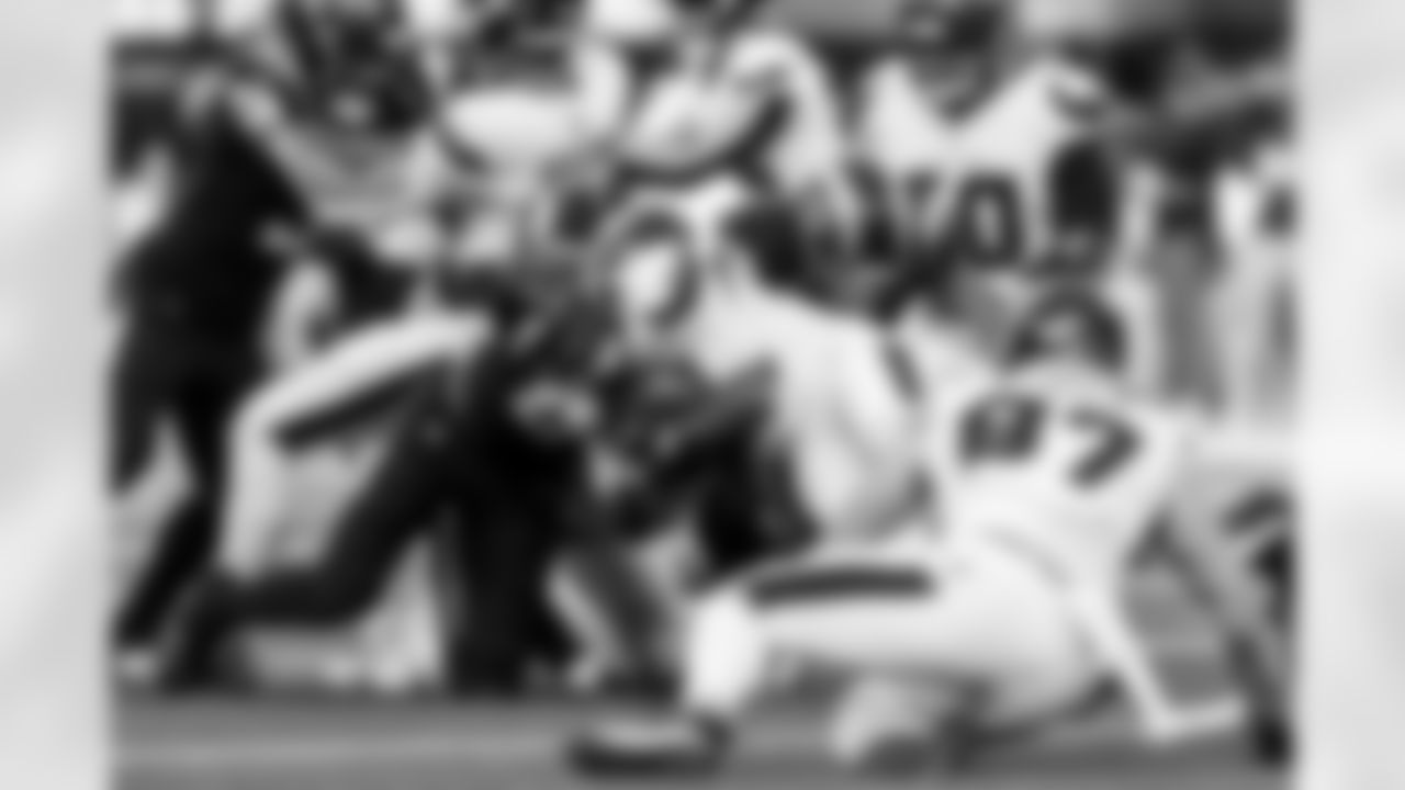 LB Daiyan Henley (0) and LB Del'Shawn Phillips (53)