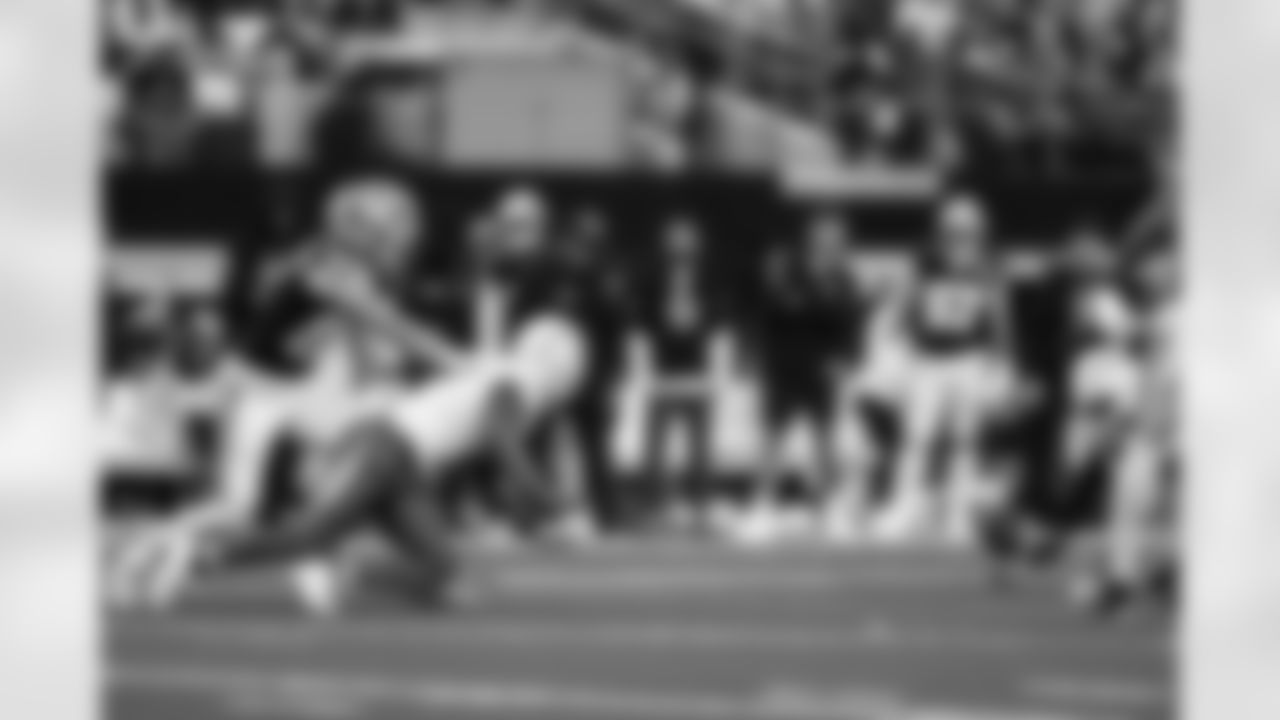 LB Denzel Perryman (6)