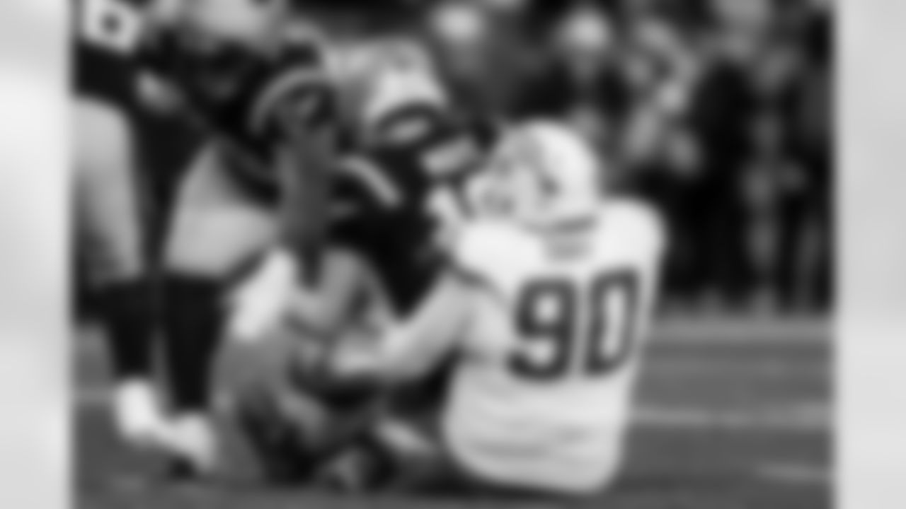 The Los Angeles Chargers agreed to terms on a multi-year contract extension with defensive lineman Teair Tart