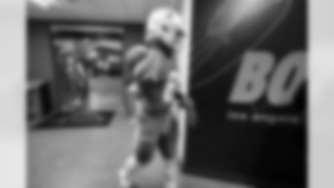 RB Omarion Hampton (8)