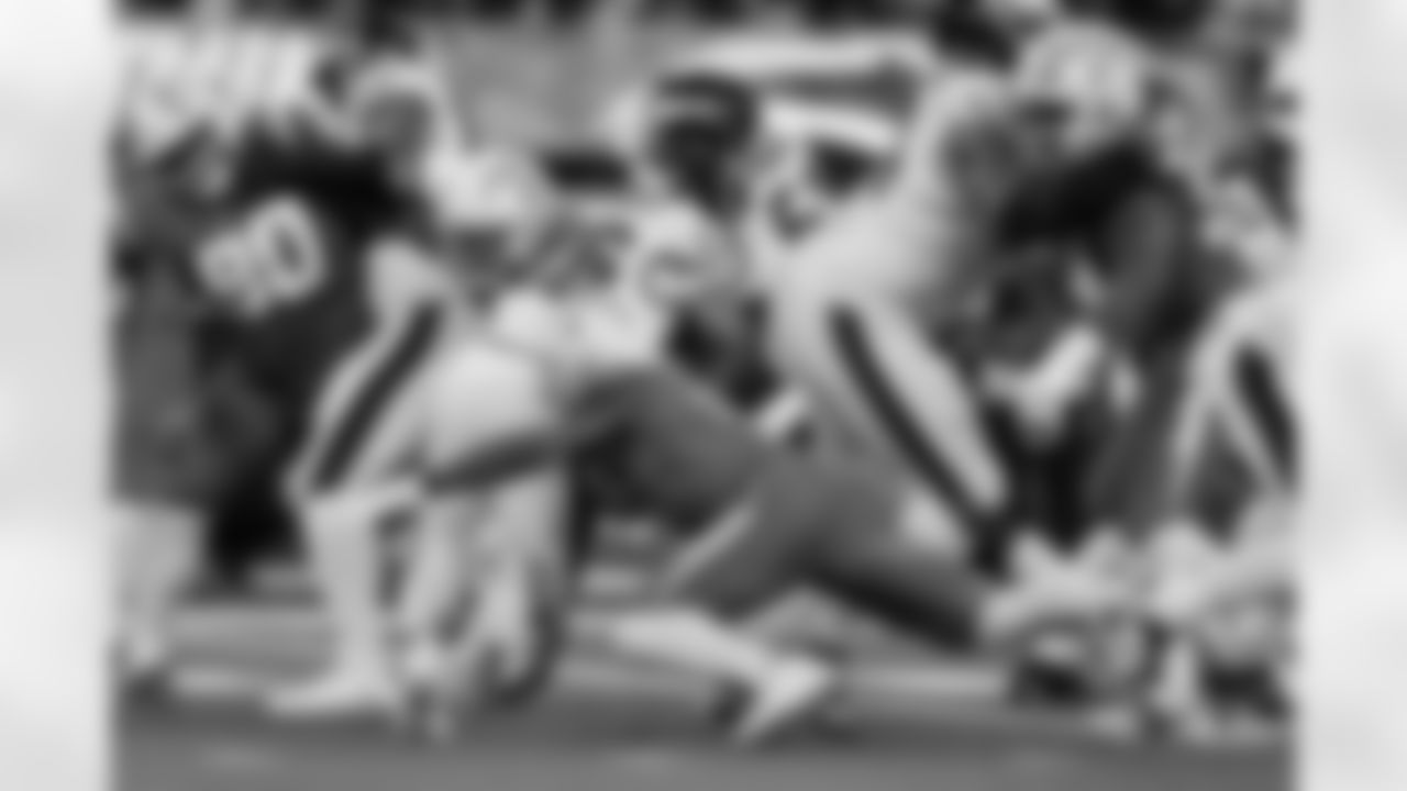 LB Denzel Perryman (6)