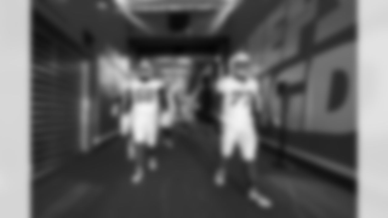 OL Jamaree Salyer (68) and G Zion Johnson (77)